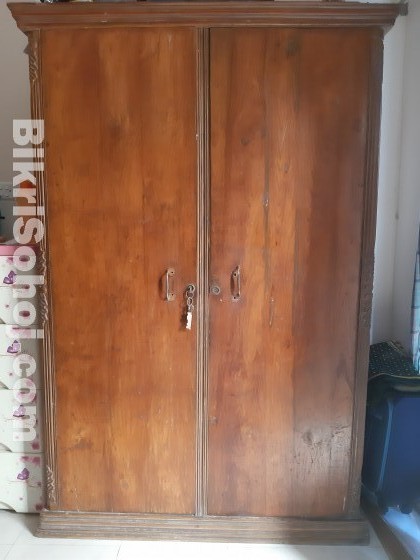 কাঠের আলমিরা